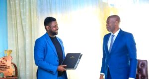 Célébration SANJOLA à Lubumbashi : Athom’s MBUMA rencontre le gouverneur KYABULA