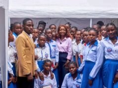 Lancement de la campagne « Richesse Révélée Tour » : Nadine Pulumba sensibilise les écolières du collège Allegria à l’importance de croire en soi et d’exprimer leurs rêves