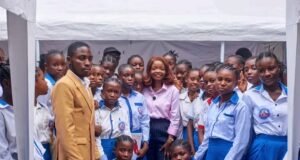 Lancement de la campagne « Richesse Révélée Tour » : Nadine Pulumba sensibilise les écolières du collège Allegria à l’importance de croire en soi et d’exprimer leurs rêves