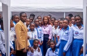 Lancement de la campagne « Richesse Révélée Tour » : Nadine Pulumba sensibilise les écolières du collège Allegria à l’importance de croire en soi et d’exprimer leurs rêves