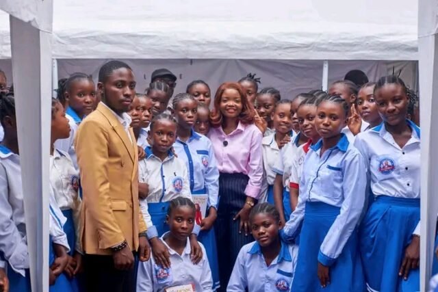 L'auteure Nadine Pulumba avec les écolières du collège Allegria de Kisenso