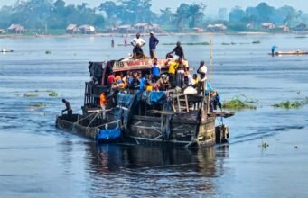 Transport fluvial en RDC : les baleinières en bois interdites à partir du 15 novembre